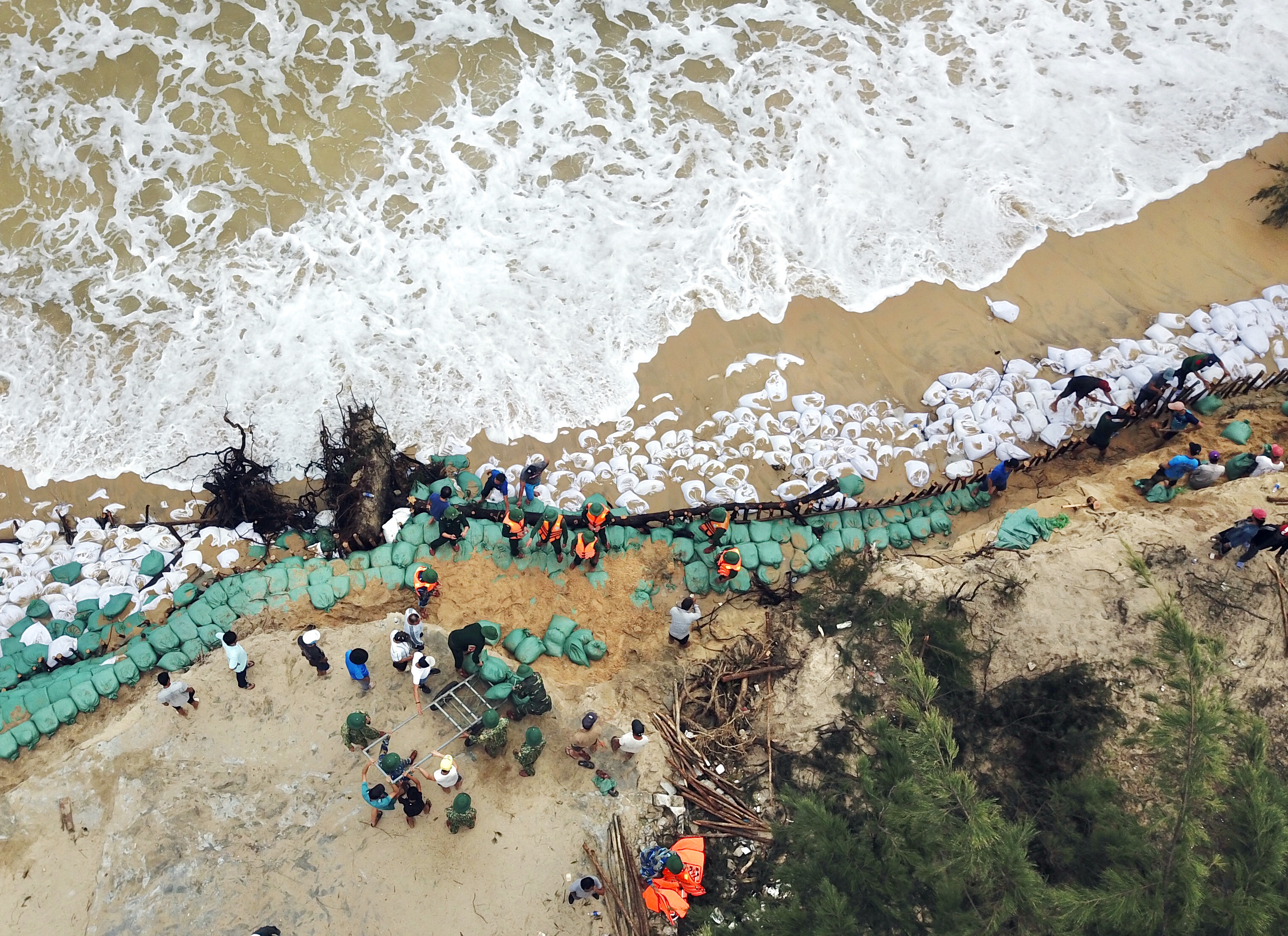 Quân với dân cùng nỗ lực chống bão